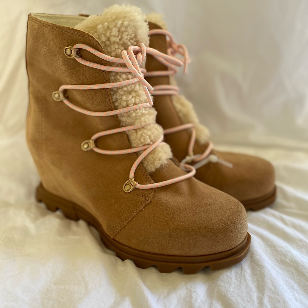 NWOB SOREL JOAN OF ARCTIC™ WEDGE III LACE - TAN with light pink laces.